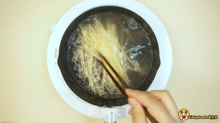 鳕鱼青菜炒面的做法步骤：4