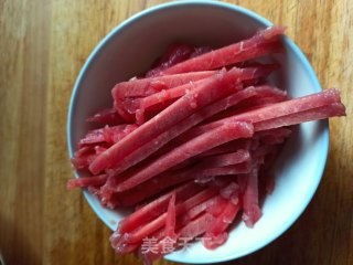 洋葱姜芽炒牛肉的做法步骤：1