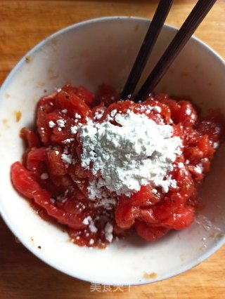 洋葱姜芽炒牛肉的做法步骤：2