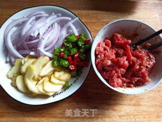 洋葱姜芽炒牛肉的做法步骤：3