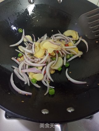洋葱姜芽炒牛肉的做法步骤：6