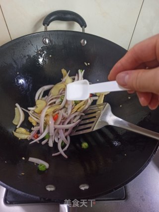 洋葱姜芽炒牛肉的做法步骤：7