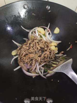 洋葱姜芽炒牛肉的做法步骤：8