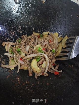 洋葱姜芽炒牛肉的做法步骤：9