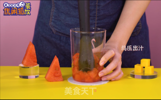 在家都可以做的【西瓜芒果酸奶】，很简单！的做法步骤：2