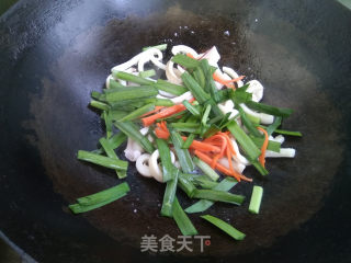 鱿鱼炒韭菜的做法步骤：7