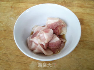 五花肉炒圆白菜的做法步骤：3