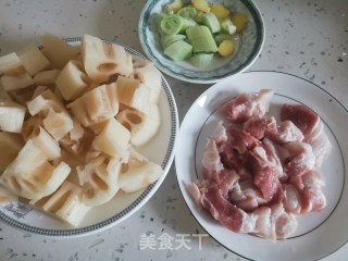 莲藕炖五花肉的做法步骤：1