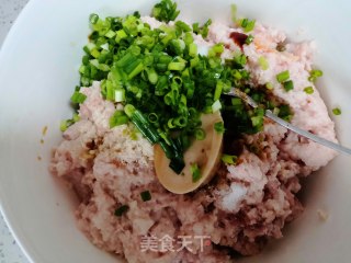 浓汤宝猪肉青椒馅饺子的做法步骤：1