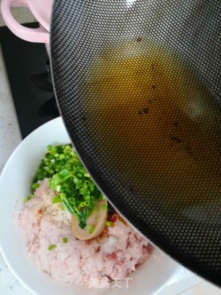 浓汤宝猪肉青椒馅饺子的做法步骤：2
