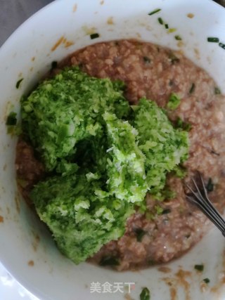 浓汤宝猪肉青椒馅饺子的做法步骤：3