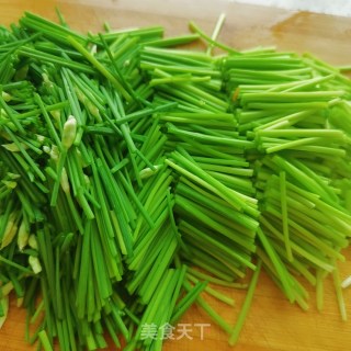 韭菜花炒鸡蛋的做法步骤：2