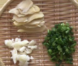 酥脆鸡翅的做法步骤：1