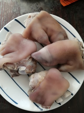 黄豆猪蹄汤的做法步骤：1