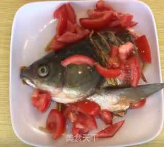 番茄鱼头的做法步骤：2