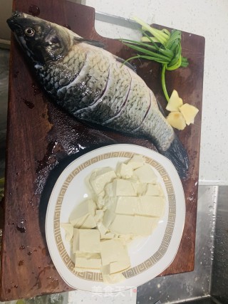 鲫鱼豆腐汤的做法步骤：1