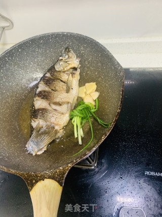 鲫鱼豆腐汤的做法步骤：3