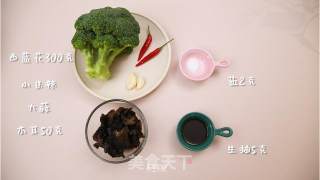 西蓝花炒木耳丨鲜嫩爽口好吃又健康的做法步骤：1