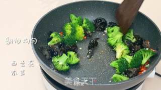 西蓝花炒木耳丨鲜嫩爽口好吃又健康的做法步骤：3