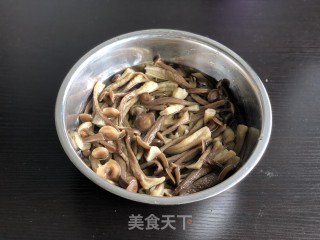 小炒鹿茸菌的做法步骤：3