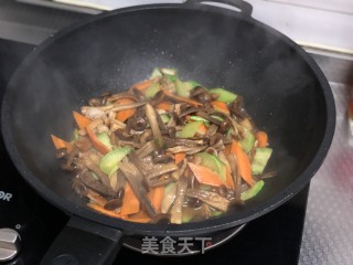 小炒鹿茸菌的做法步骤：7