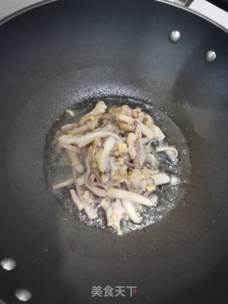 小炒鱿鱼须的做法步骤：2