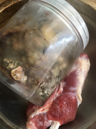 西洋参腱肉炖鲍鱼的做法步骤：1
