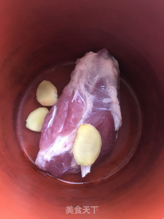 西洋参腱肉炖鲍鱼的做法步骤：2