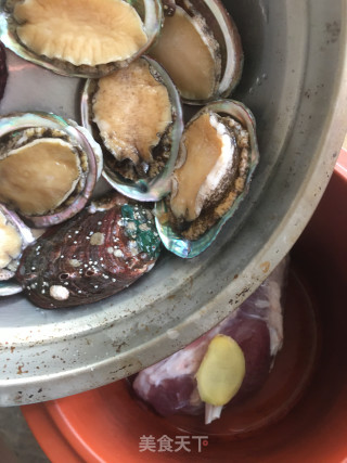 西洋参腱肉炖鲍鱼的做法步骤：3