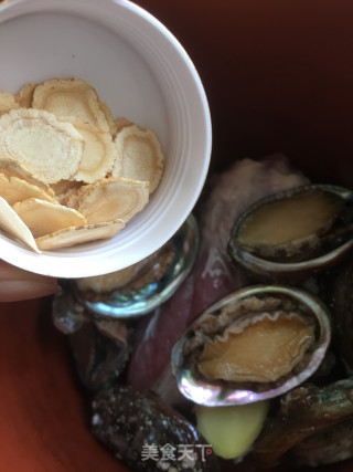 西洋参腱肉炖鲍鱼的做法步骤：4