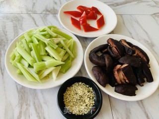 火麻仁香菇芹菜的做法步骤：1