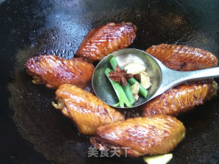 鸡翅中烧粉条的做法步骤：9