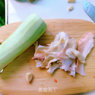 墨鱼干炒长瓜的做法步骤：1