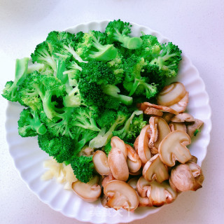 蚝油椰菜蘑菇的做法步骤：1