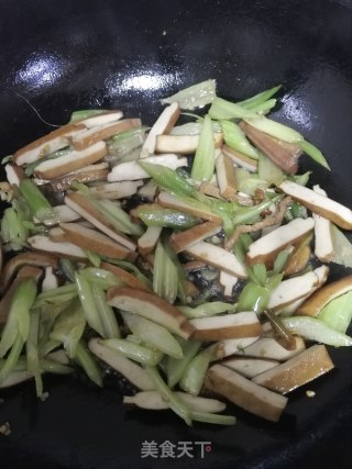 西芹肉丝炒豆干的做法步骤：5