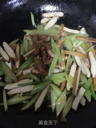 西芹肉丝炒豆干的做法步骤：6