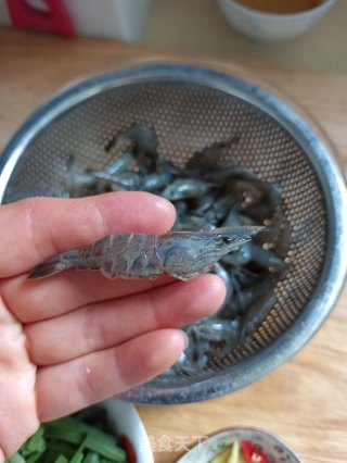 香酥小河虾的做法步骤：2