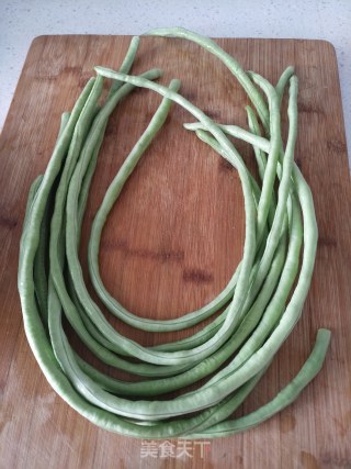 蒜蓉豇豆的做法步骤：1