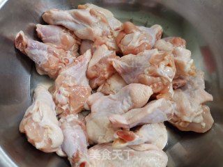 薯仔焖鸡翅的做法步骤：1