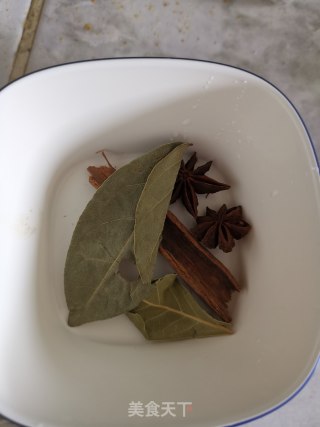 薯仔焖鸡翅的做法步骤：4