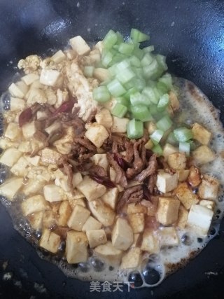 西芹肉丝烧嫩豆腐的做法步骤：6