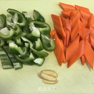鸡胸肉炒时蔬的做法步骤：2