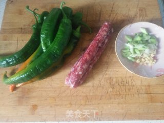 青椒炒腊肠的做法步骤：1