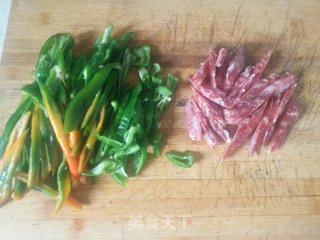 青椒炒腊肠的做法步骤：2