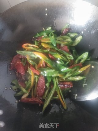 青椒炒腊肠的做法步骤：6