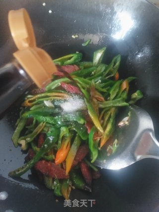 青椒炒腊肠的做法步骤：7