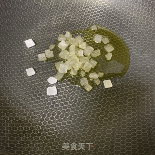 家常五花肉+酱汁炒洋葱的做法步骤：1