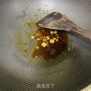 家常五花肉+酱汁炒洋葱的做法步骤：2