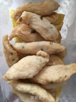 西红柿蚕豆瓣鱼蛋饺鱼酥汤的做法步骤：2