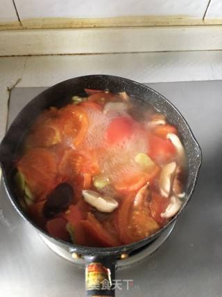 西红柿蚕豆瓣鱼蛋饺鱼酥汤的做法步骤：5